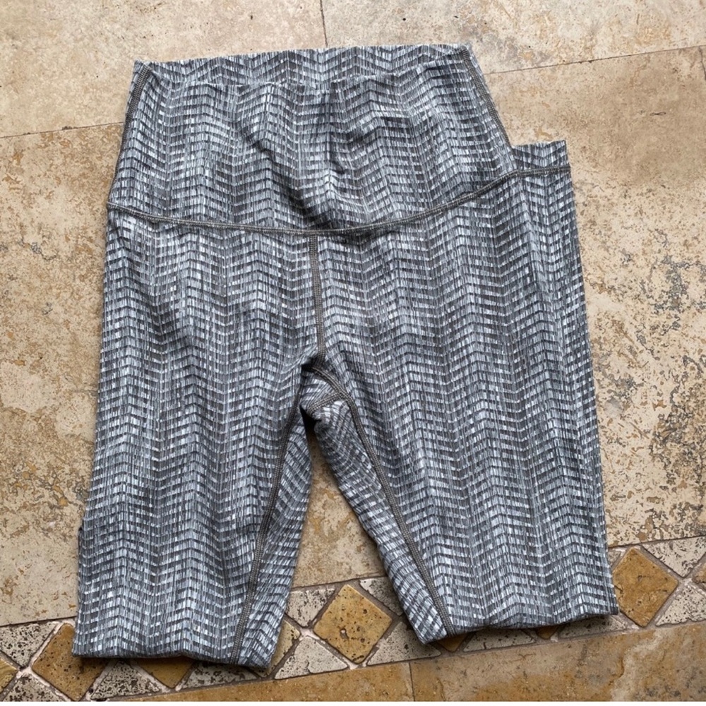 Lululemon Wunder Under HRTight 25”- Gray and White Arrow Jacquard - Picture 7 of 8